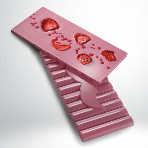 Ruby Schokolade mit Erdbeeren und Rosenblättern von Rafa Gorrotxategi